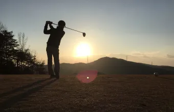イメージ：ゴルフをしている人の様子